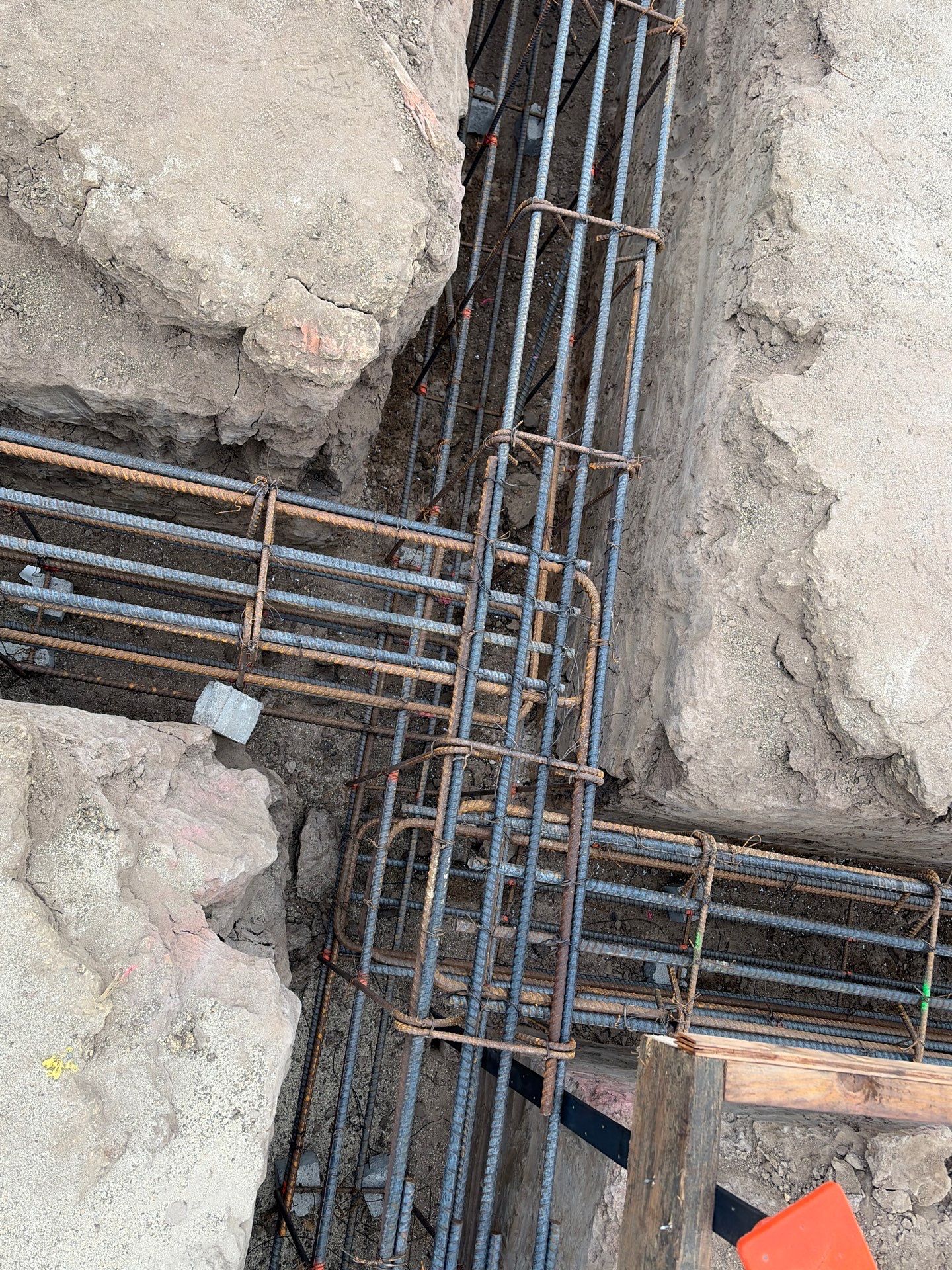 Two grade beam cages tied together at a 90-degree intersection with lapped bars